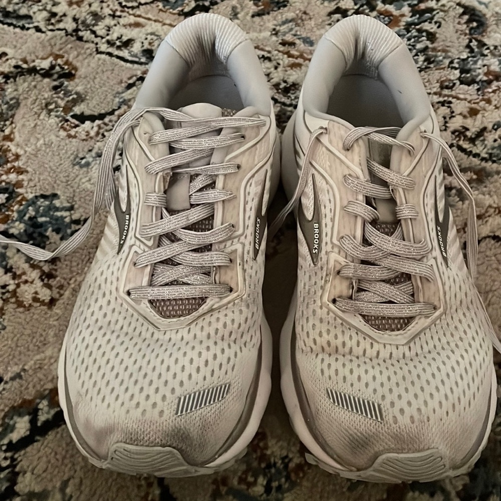 Silver and white Brooks ghost tennis shoes size 7